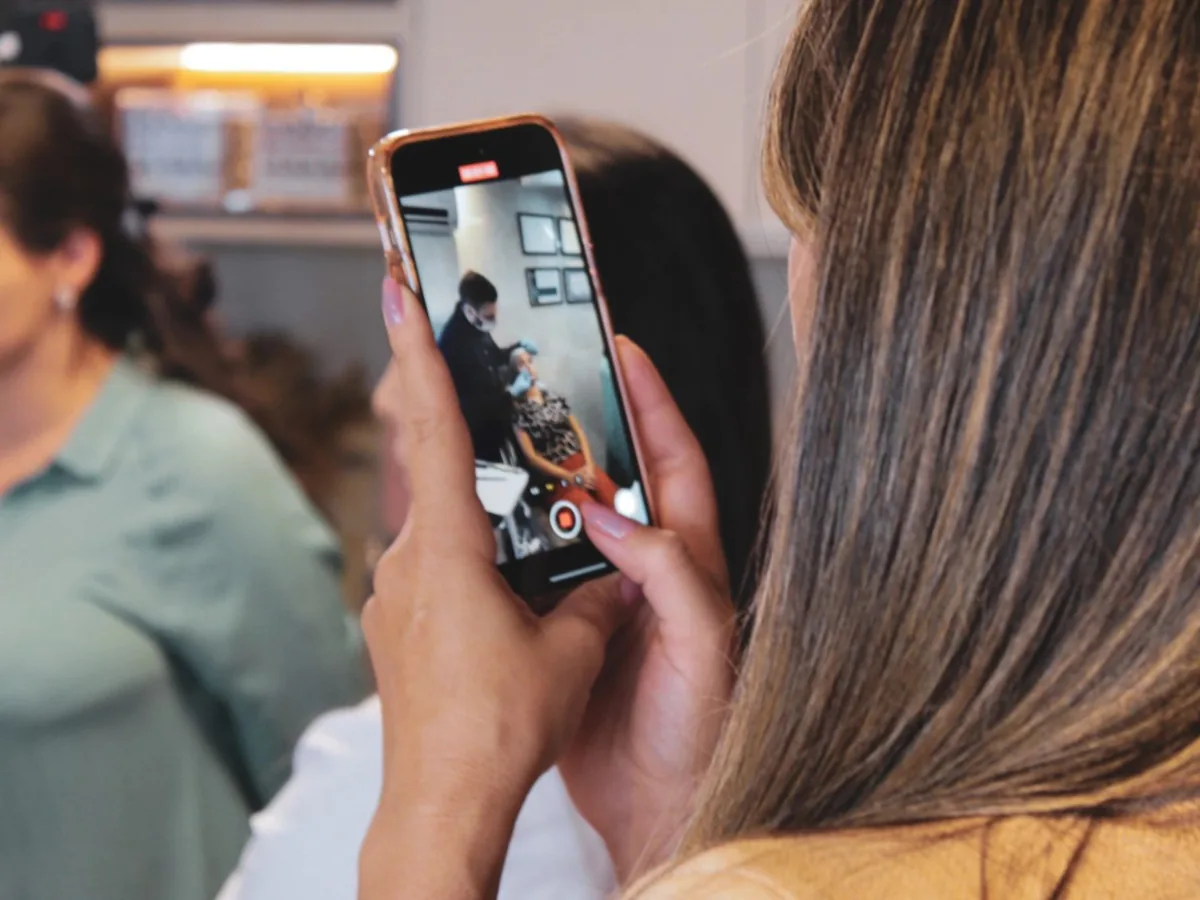 Médica registra no celular a demonstração de um procedimento em aula prática — Dr. Thiago Perfeito