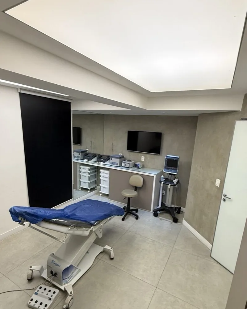 Sala de procedimento da clínica INTI em Brasília onde acontece o hands-on — Dr. Thiago Perfeito