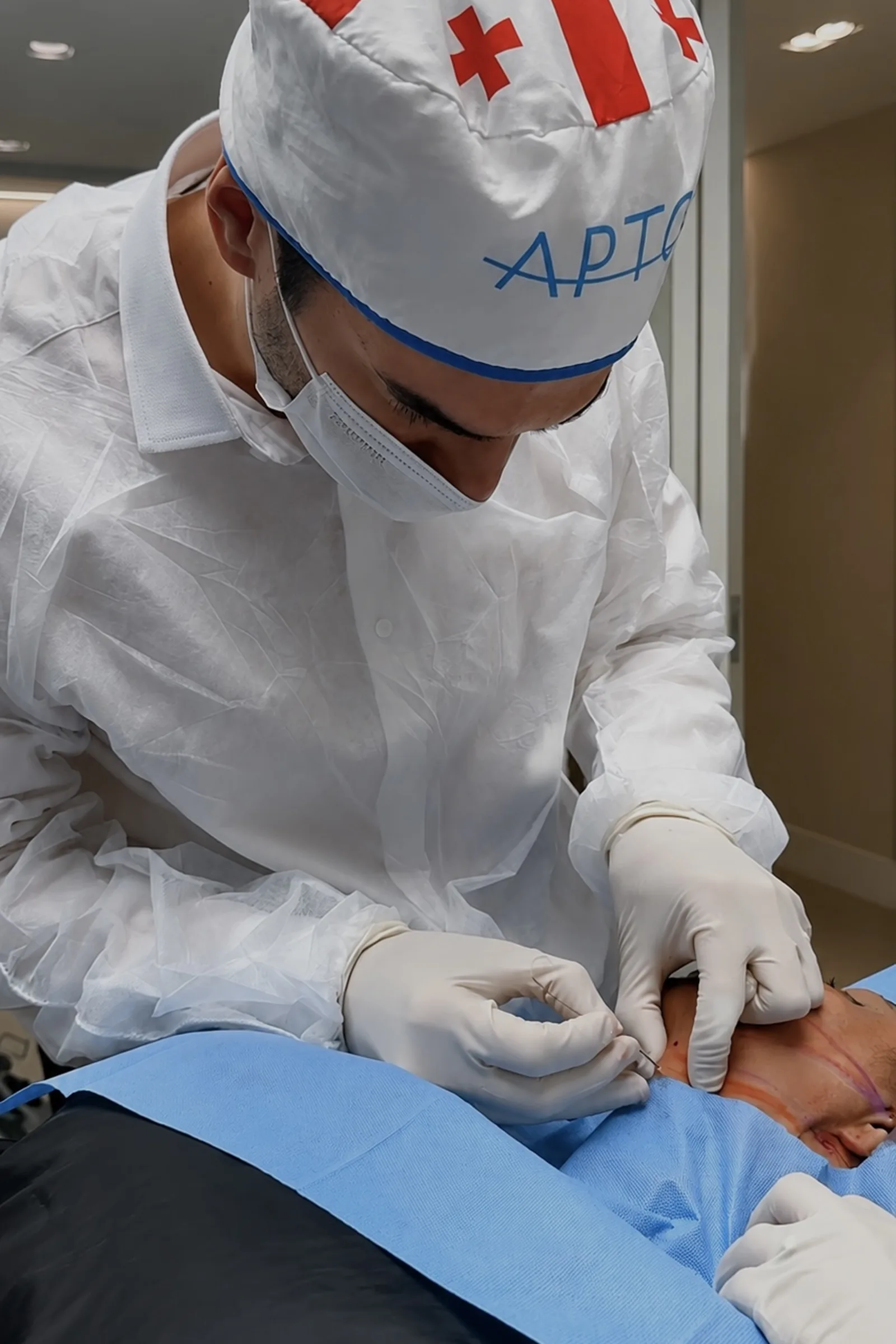 Dr. Thiago Perfeito realizando fios de sustentação Aptos em Brasília