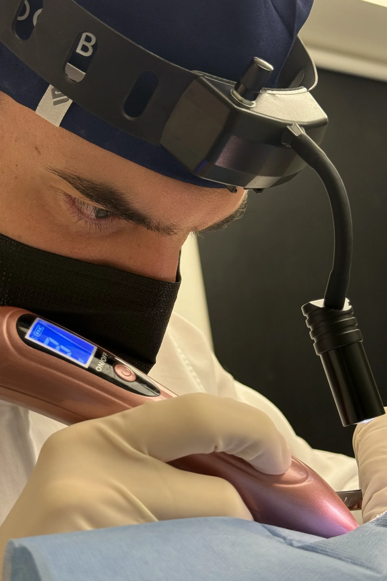 Dr. Thiago Perfeito realizando blefaroplastia em Brasília