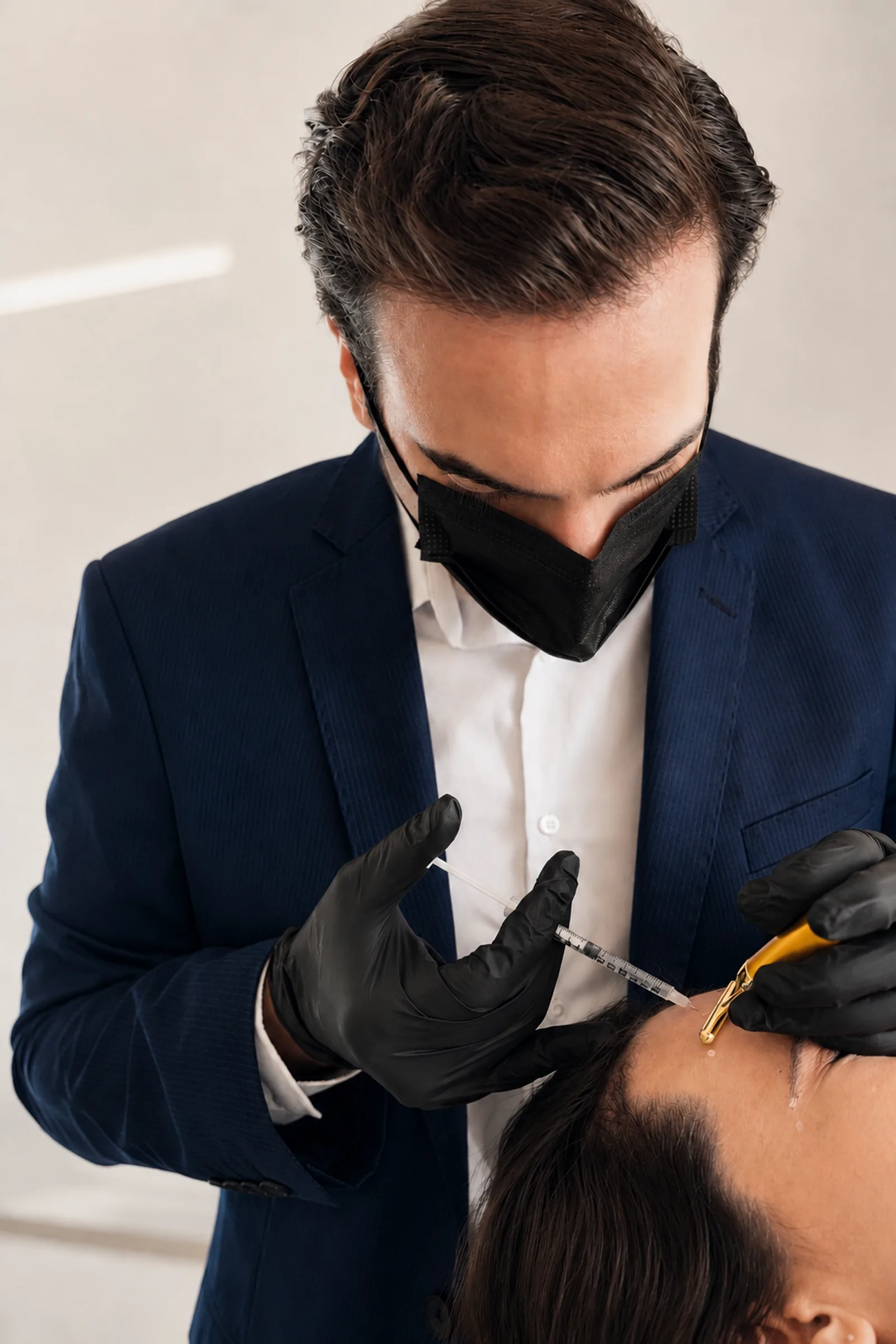 Dr. Thiago Perfeito realizando aplicação de toxina botulínica em Brasília