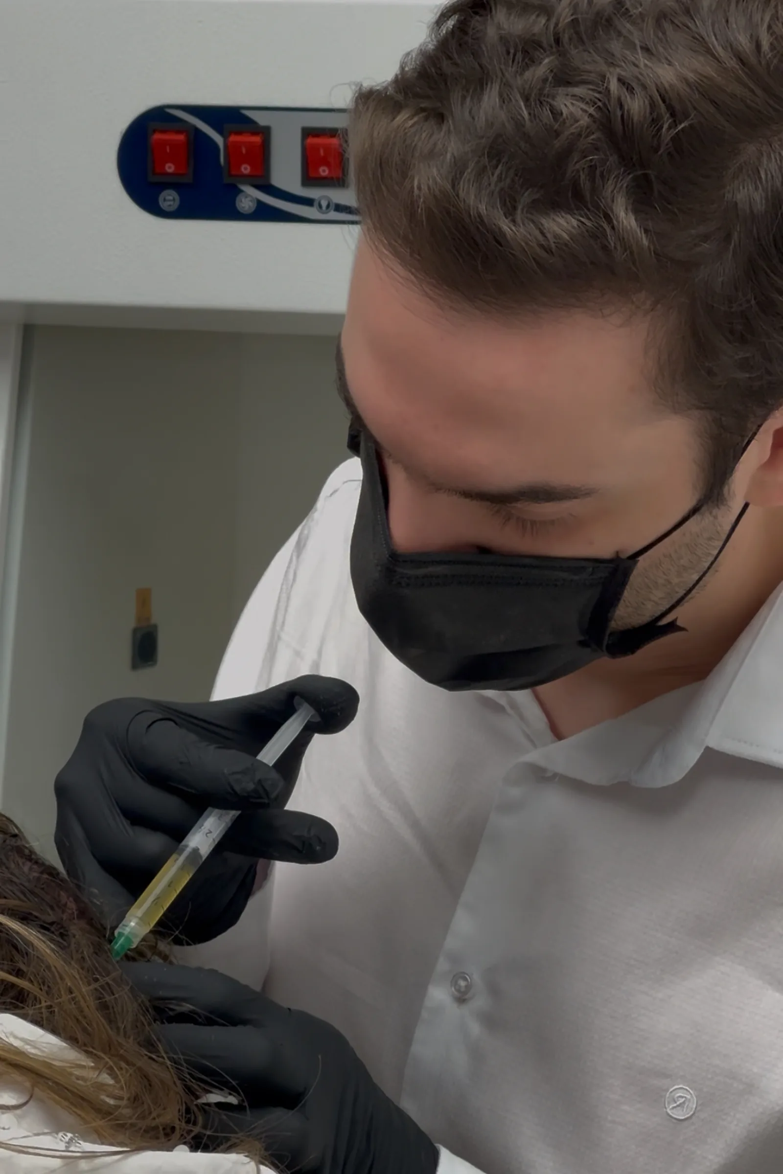 Dr. Thiago Perfeito realizando exossomos capilares em Brasília