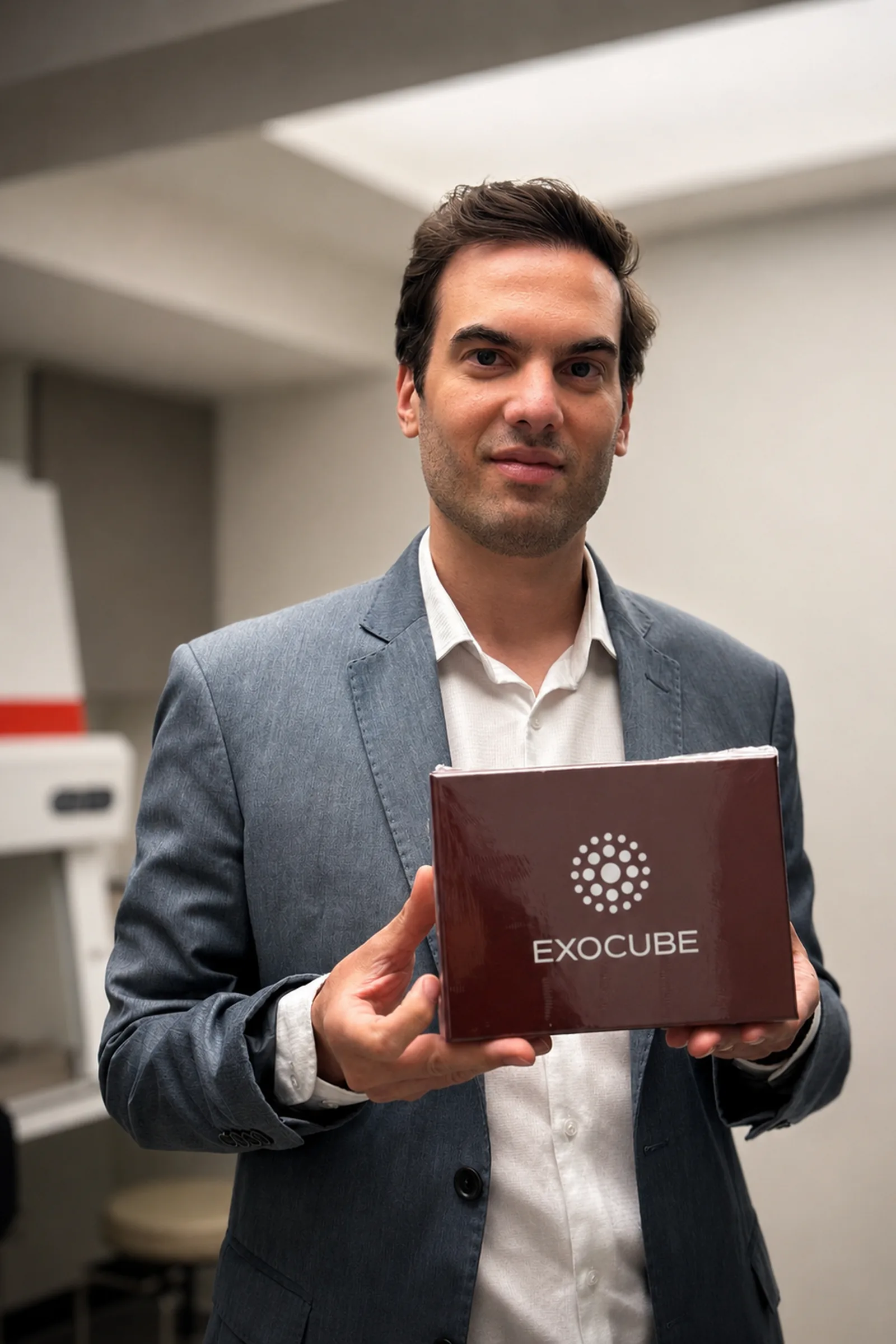 Dr. Thiago Perfeito realizando terapia com exossomos em Brasília