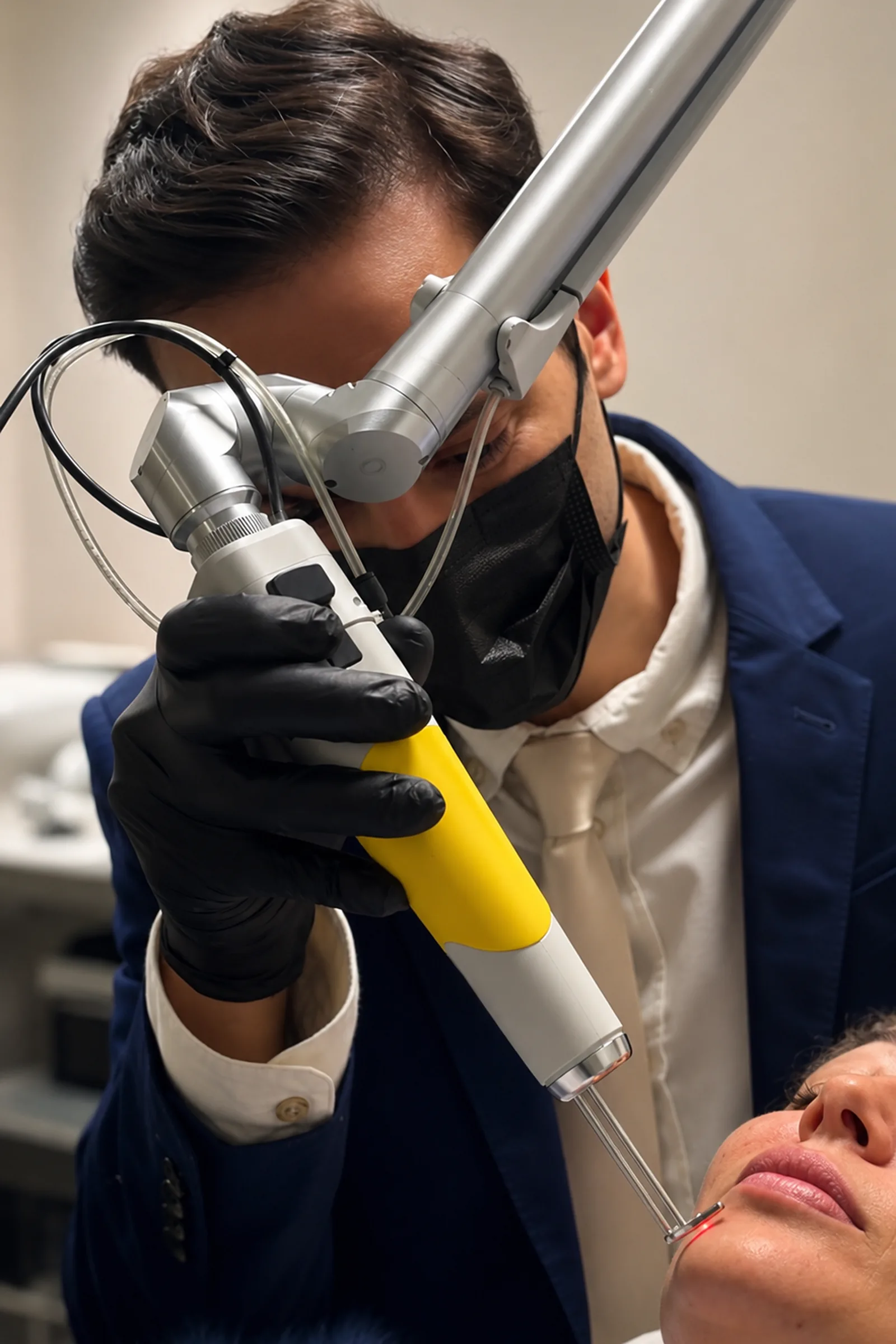 Dr. Thiago Perfeito realizando laser Q-Plus em Brasília
