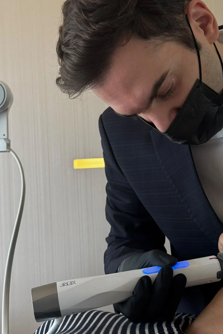 Dr. Thiago Perfeito aplicando XERF no corpo, em Brasília