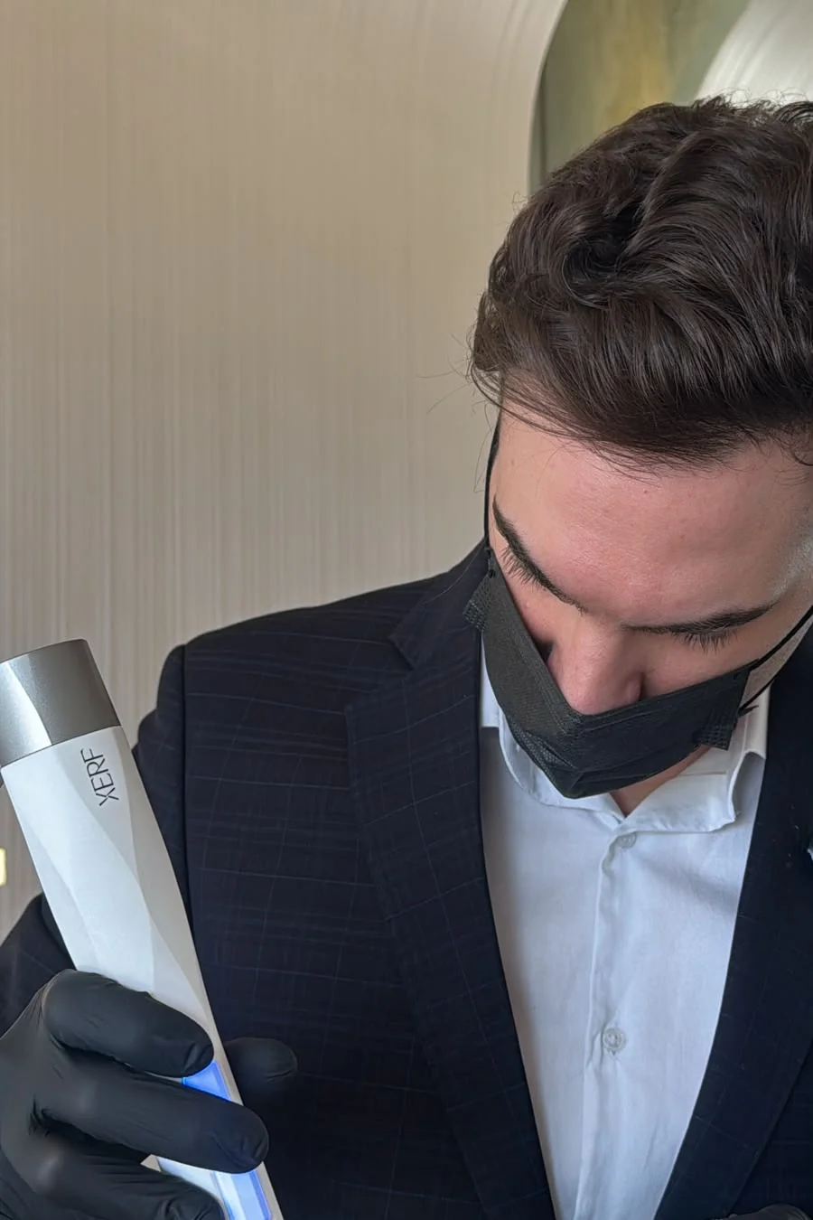 Dr. Thiago Perfeito realizando Morpheus8 em Brasília