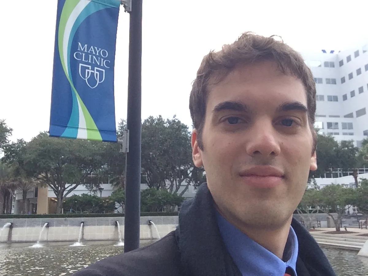 Dr. Thiago Perfeito, médico de medicina estética em Brasília, na Mayo Clinic