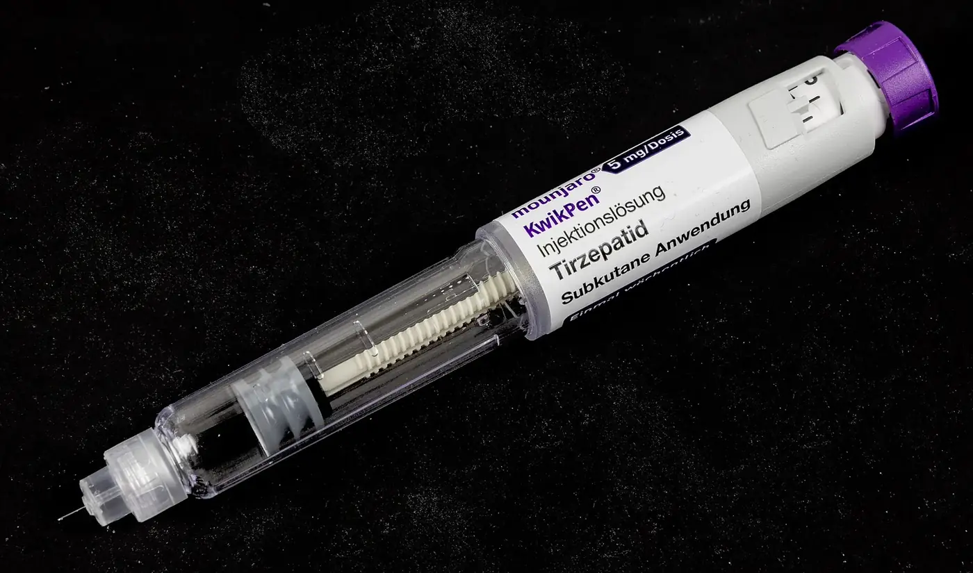 Caneta aplicadora de tirzepatida (Mounjaro KwikPen), medicamento usado no tratamento de obesidade.