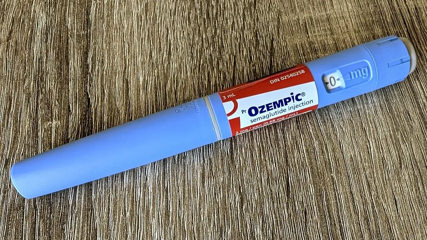 Caneta aplicadora de semaglutida (Ozempic), análogo de GLP-1 usado no tratamento de diabetes e obesidade.