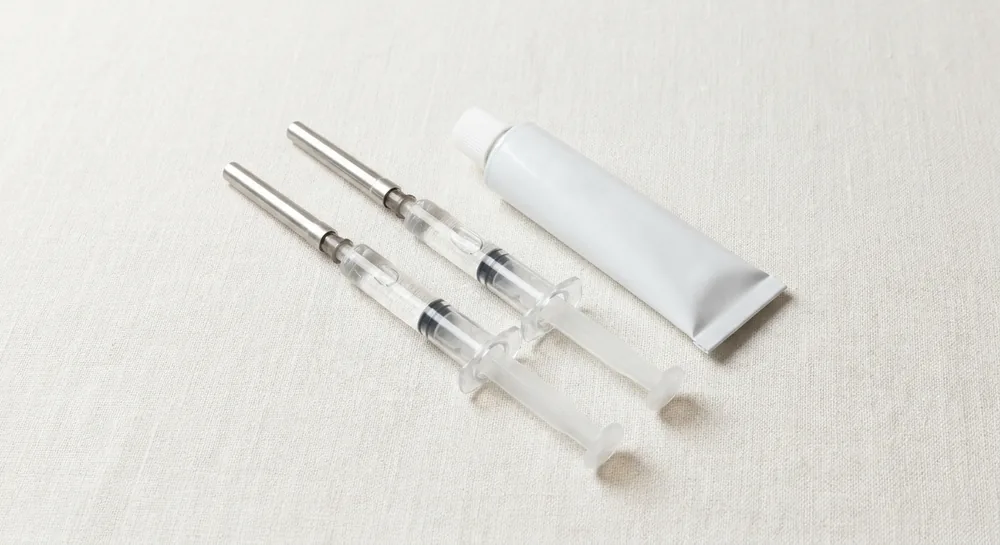 Seringa de ácido hialurônico Juvéderm ou Restylane utilizada no preenchimento facial