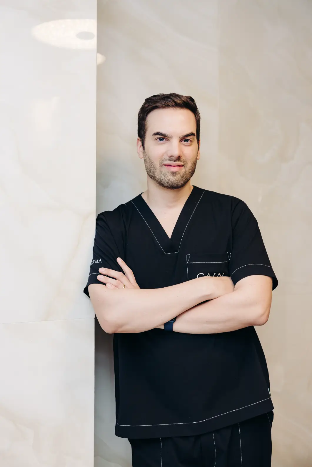 Dr. Thiago Perfeito em clínica dermatológica, especialista em rejuvenescimento facial com tecnologias avançadas.